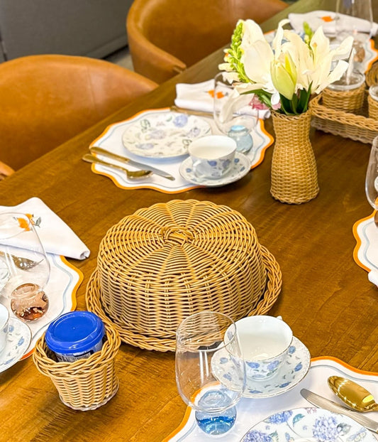 Boleira em Vime Caramelo com Tampa em Acrílico Ráfia