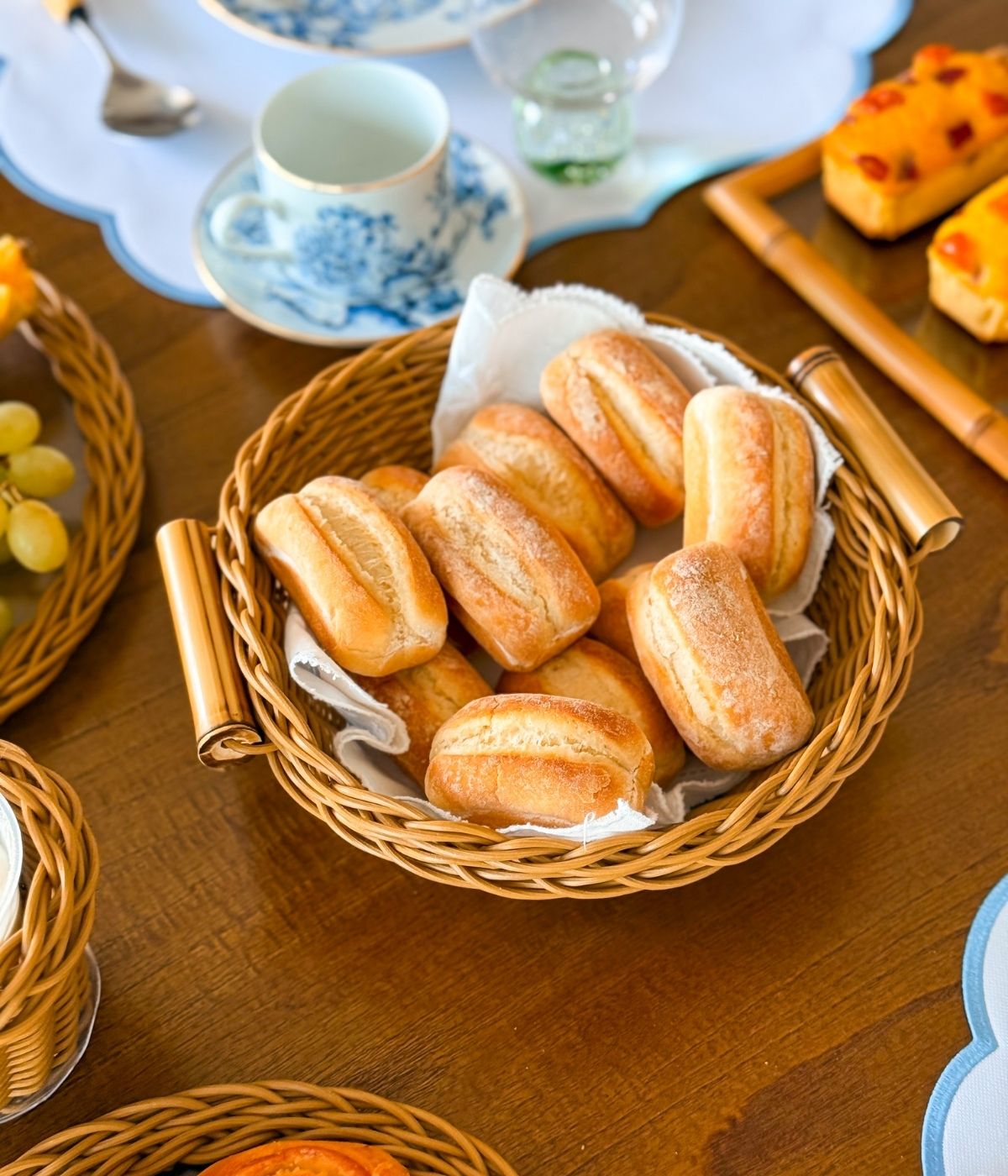 Cesta Redonda Vime Caramelo com Alças de Bambu P