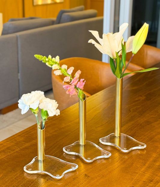 Vaso Solitário com Tubo Dourado e Base em Acrílico – Tamanho P