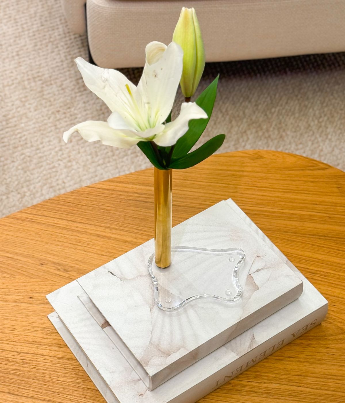 Vaso Solitário com Tubo Dourado e Base em Acrílico – Tamanho G