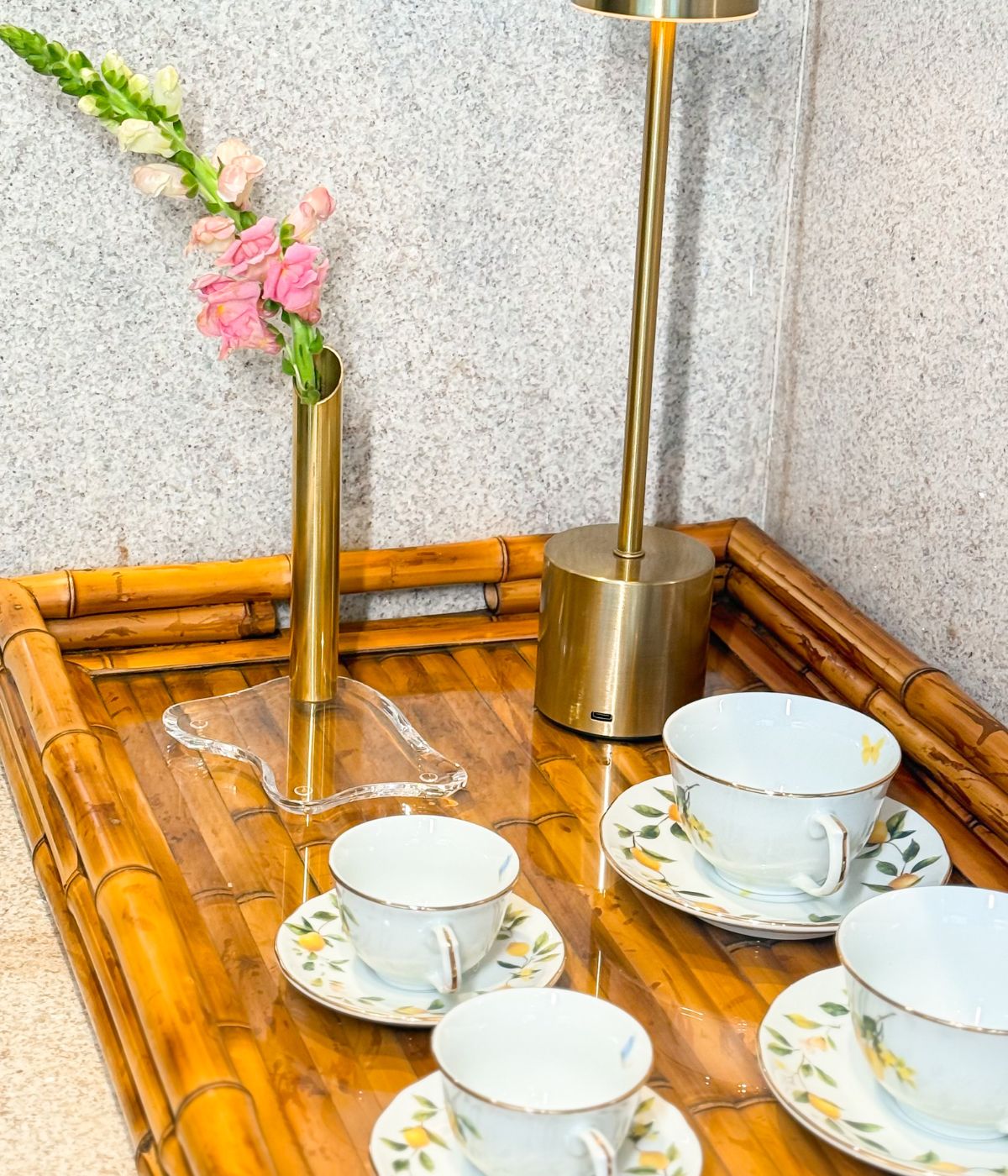 Vaso Solitário com Tubo Dourado e Base em Acrílico – Tamanho M