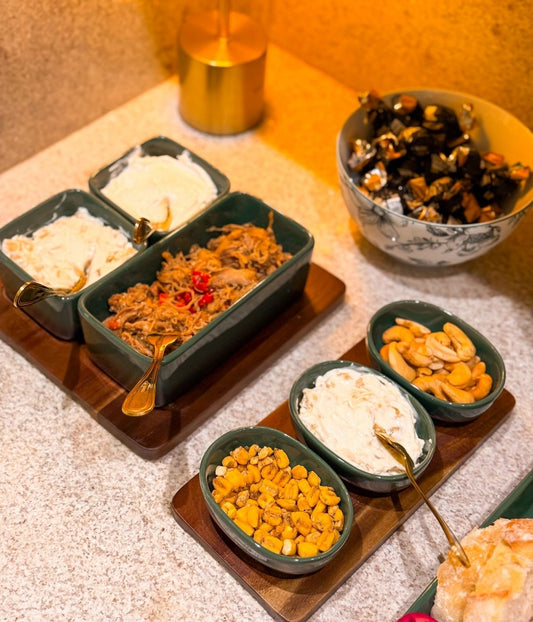 Set de Petisqueiras em Cerâmica Verde Degradê com Base de Madeira (4 Peças)