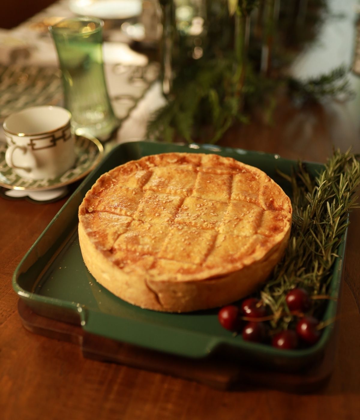 Travessa Quadrada de Cerâmica Verde Degradê com Base de Madeira