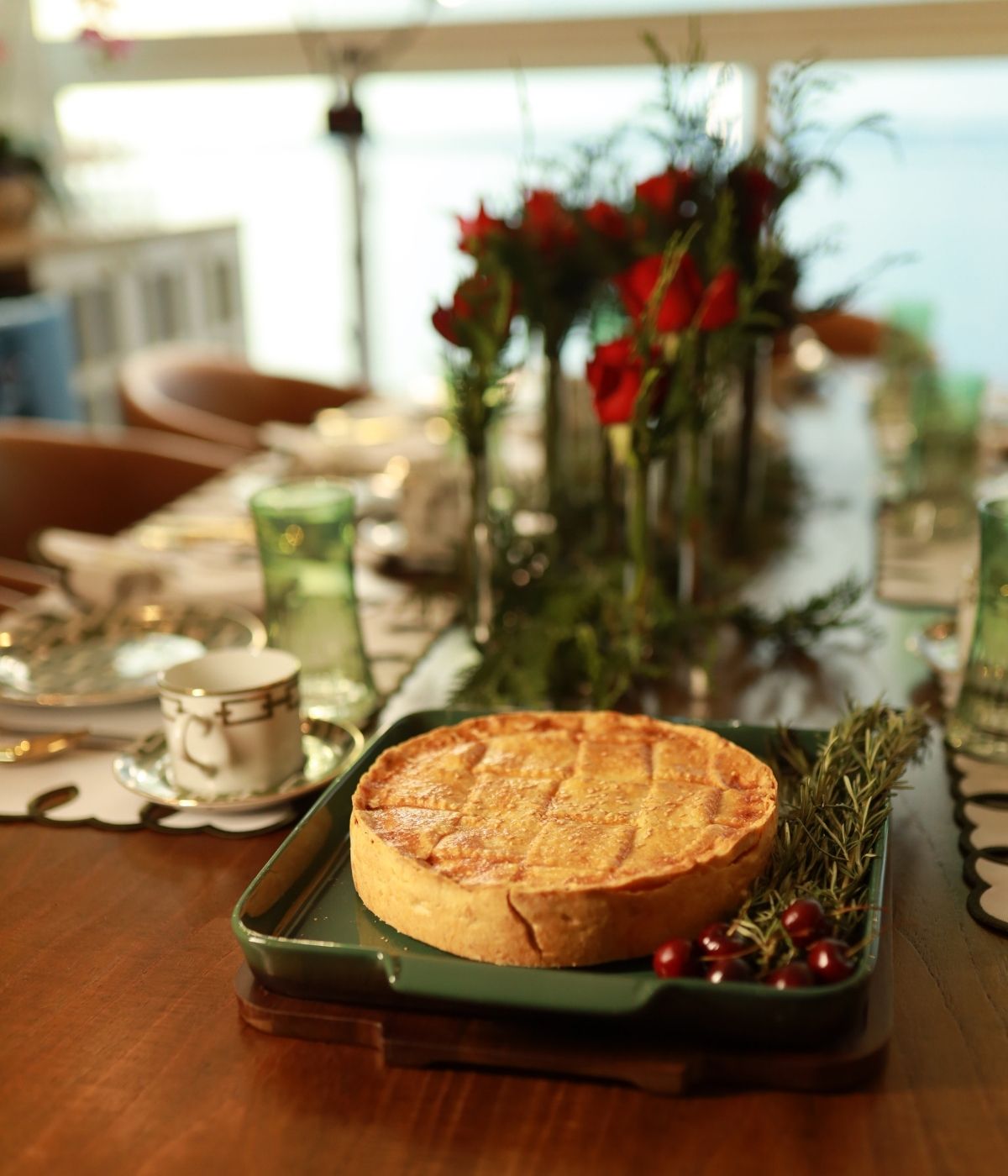 Travessa Quadrada de Cerâmica Verde Degradê com Base de Madeira